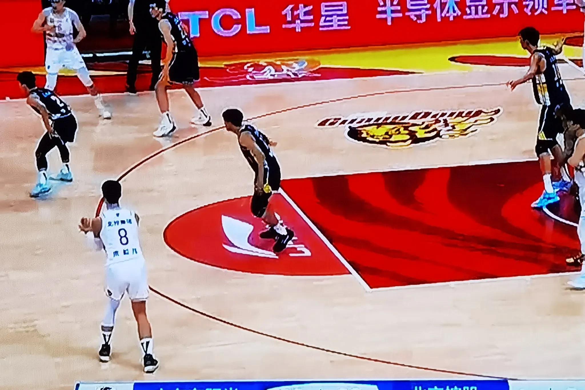 压哨绝杀！球队在比赛最后时刻力挽狂澜