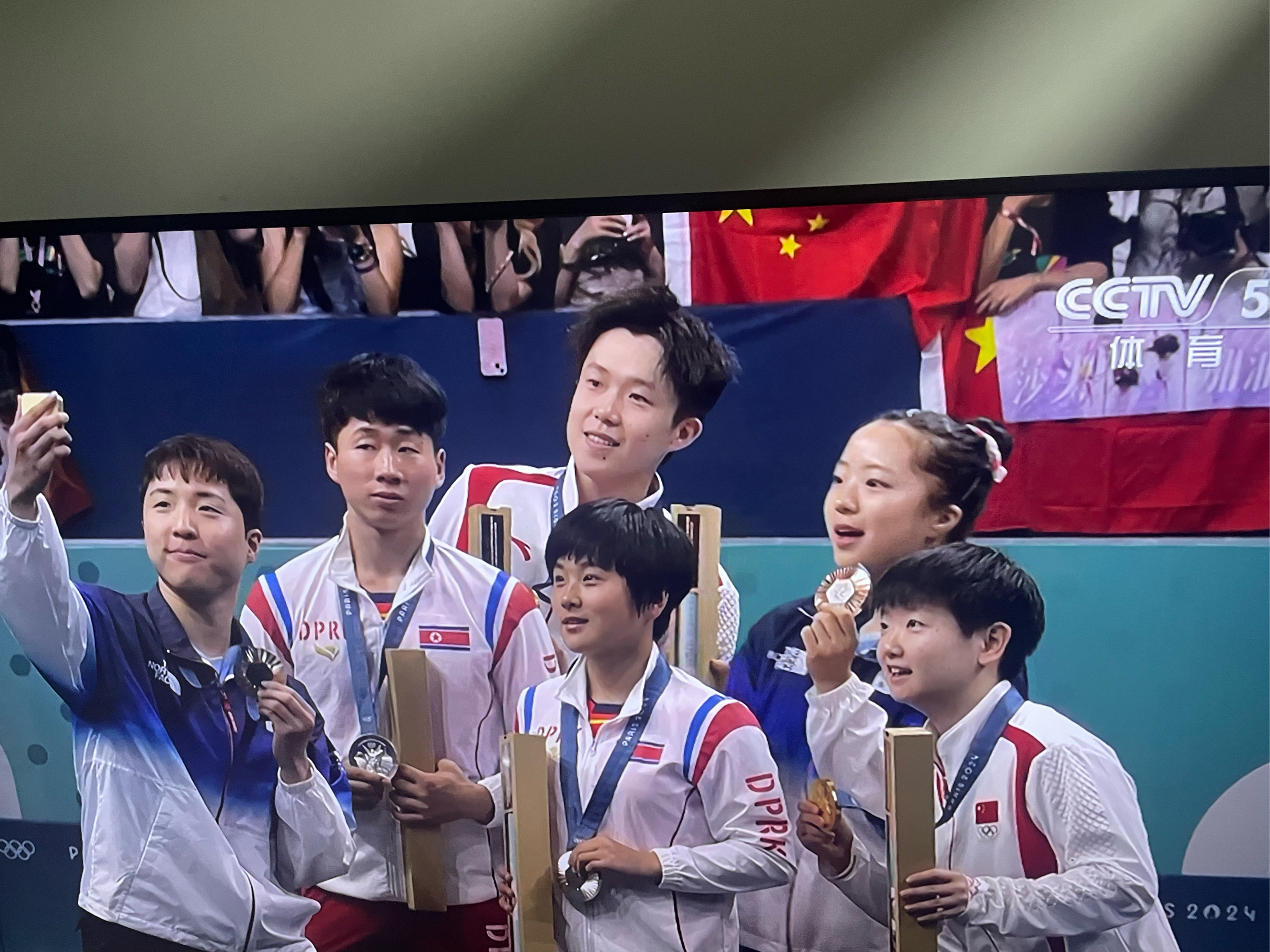 激烈角逐中的运动员拼尽全力