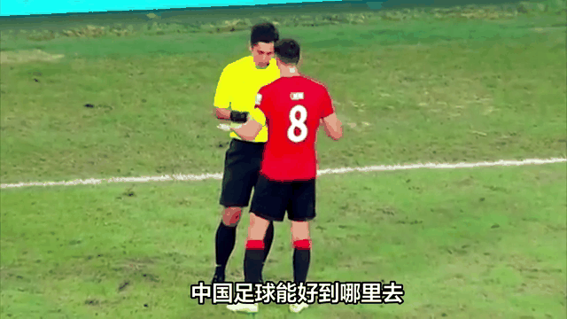 重大足球比赛中，球员发挥出色赢得掌声