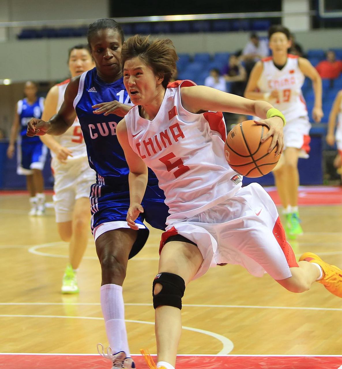 广东女篮取得里程碑式胜利，领先全国女子篮球比赛